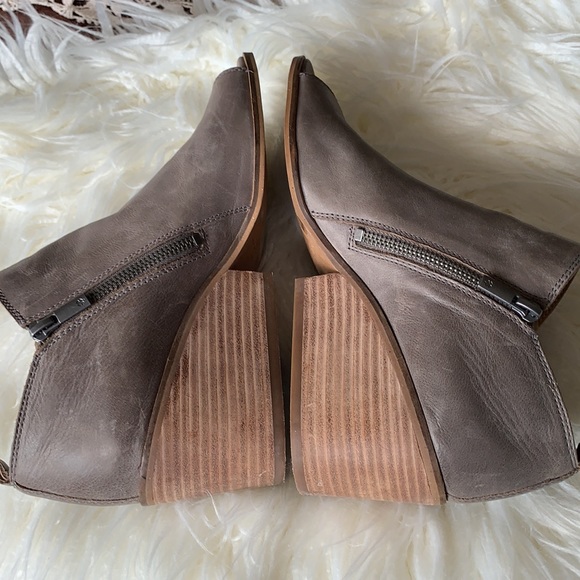 🌼LUCKY BRAND DISTRESSED LEATHER BOOTIE🌼 - Picture 3 of 9